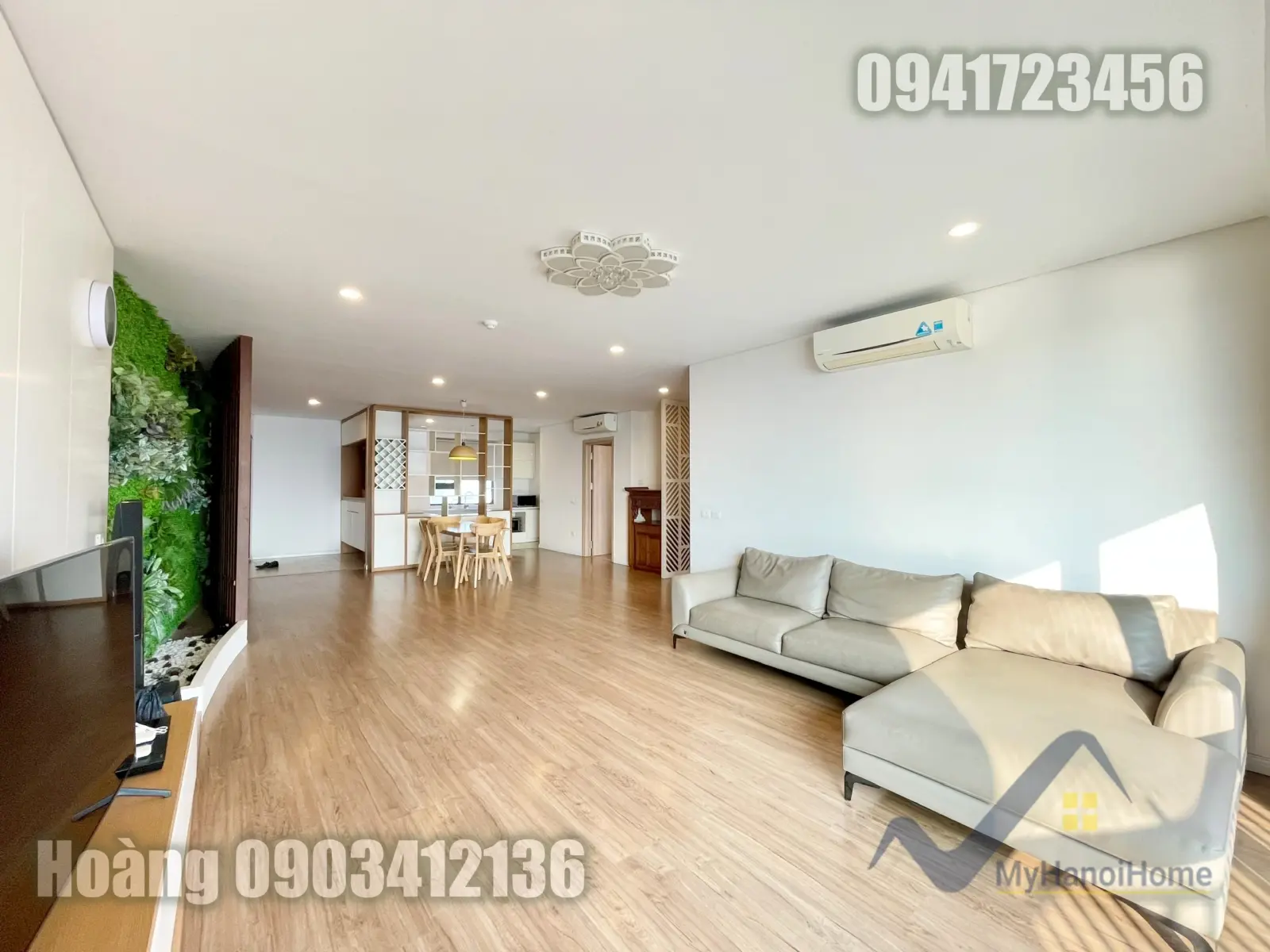 Phòng khách căn hộ 3 phòng ngủ Mipec Riverside với sofa xám và mảng tường cây